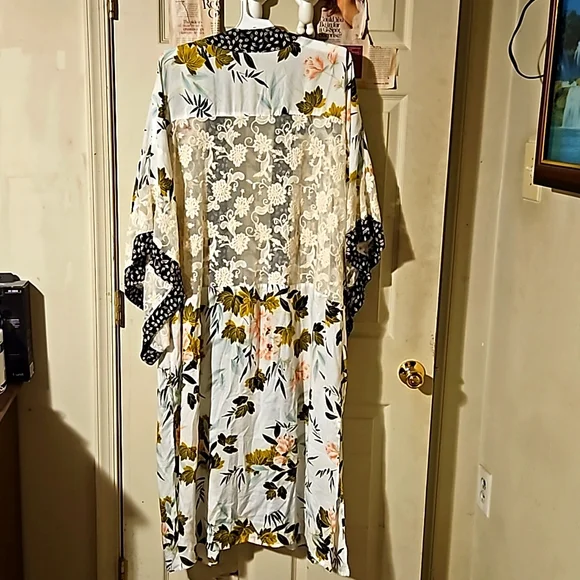 Gigio lace back kimono - Picture 3 of 3